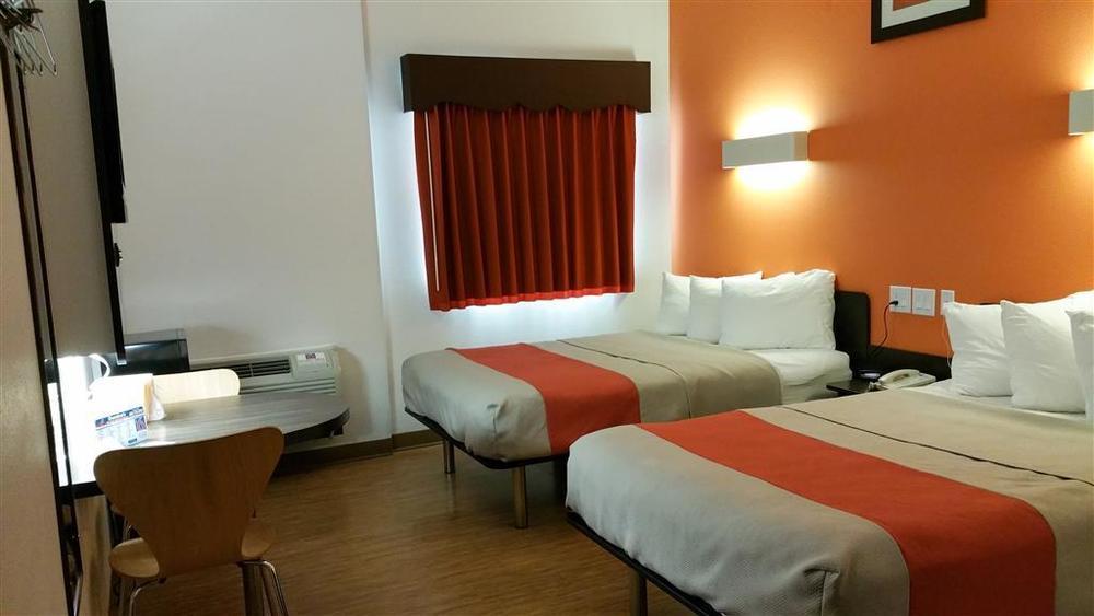 Motel 6-Eagle Pass, Tx - Lakeside Room photo