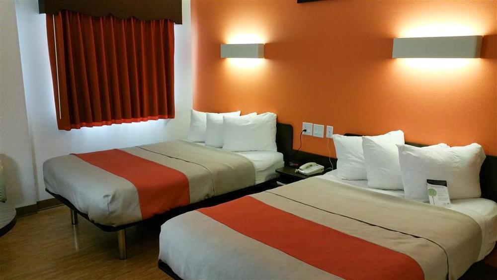 Motel 6-Eagle Pass, Tx - Lakeside Room photo