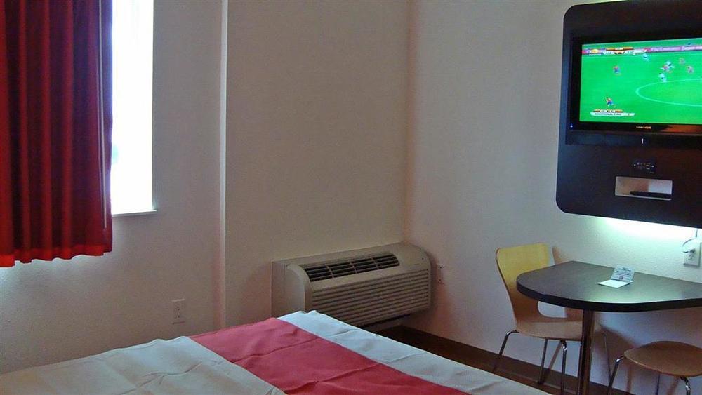 Motel 6-Eagle Pass, Tx - Lakeside Room photo