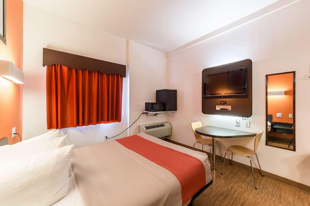 Motel 6-Eagle Pass, Tx - Lakeside Room photo