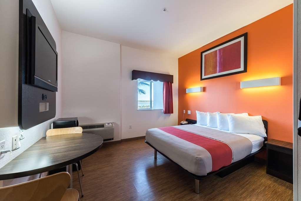 Motel 6-Eagle Pass, Tx - Lakeside Room photo